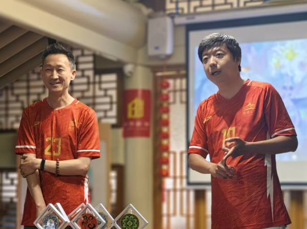 多多策略 鼓楼人艺新作《球迷里的手艺人》首映
